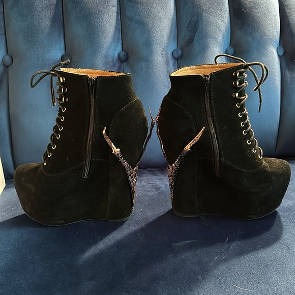 Black Suede Lace-Up Women\'s Boots